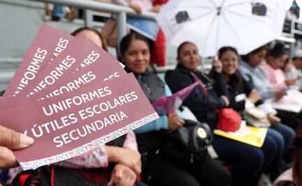 Entregan 350 mil tarjetas para uniformes y útiles escolares en la CDMX; beneficiarán a más de un millón de estudiantes