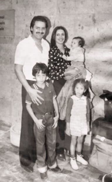 Enriqueta Basilio junto a su esposo, doctor Mario Álvarez, y sus tres hijos. Tuvo a su primer hijo en 1970, a los dos años de haber encendido el pebetero olímpico en 1968. Foto: Cortesía Oliver Álvarez.