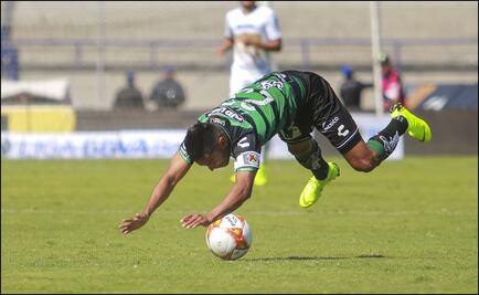 Jugadores de Pumas se quejan del pasto en CU