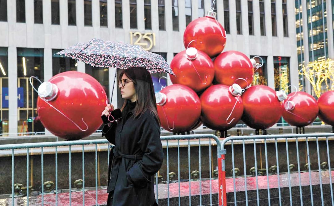 Expertos señalan que las últimas versiones de IA fueron diseñadas para ofrecer recomendaciones personalizadas de productos y dar seguimiento a los precios en busca del regalo perfecto en Estados Unidos. Foto: Timothy A. Clary / AFP