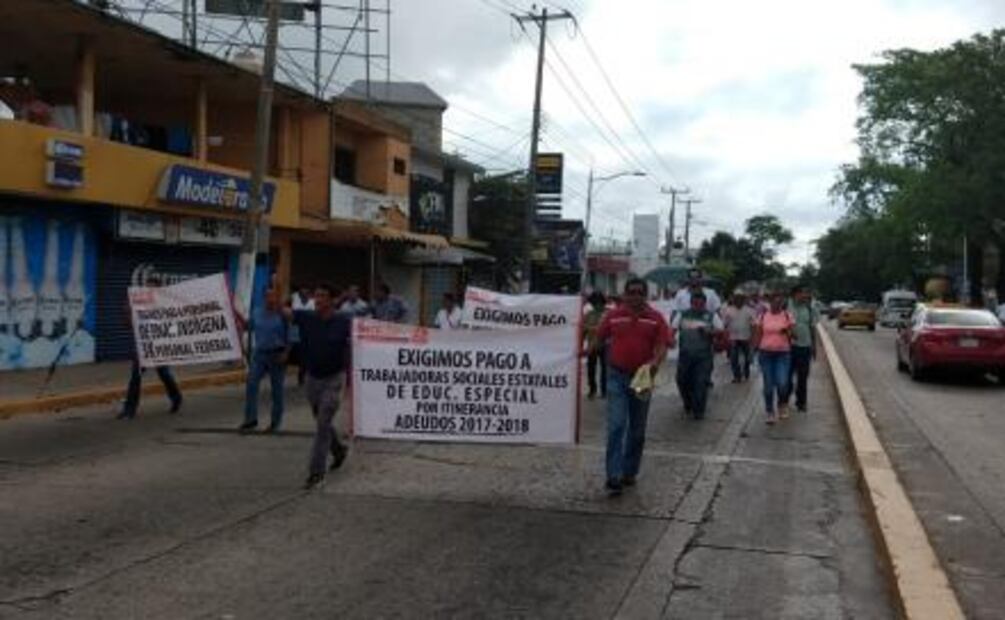 Maestros protestan en los estados por falta de pagos