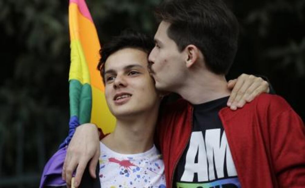 Desfila comunidad LGBT en Sao Paulo y manda mensaje electoral 