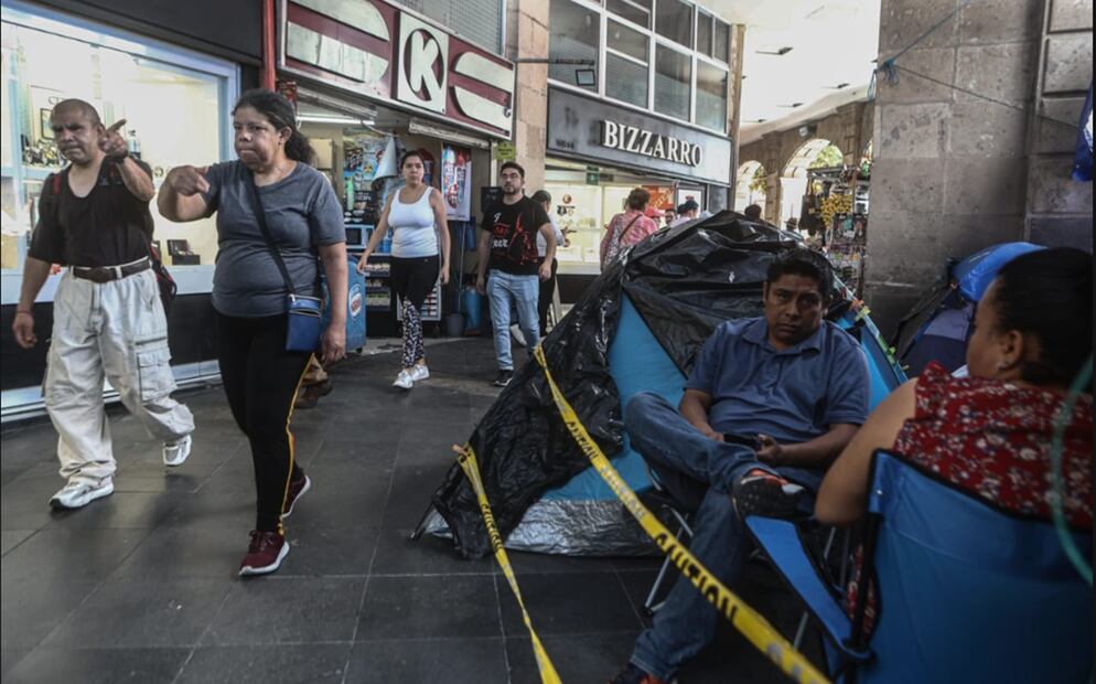 Visitantes al Centro Histórico se encuentran a su paso con lazos y lonas del plantón de la CNTE en la Ciudad de México, el 24 de mayo de 2025. Foto: Gabriel Pano/EL UNIVERSAL