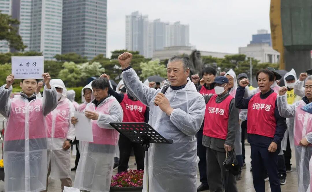 Decenas de criadores de perros se manifestaron el martes ante declaraciones de la primera dama a la prensa en apoyo de una posible prohibición del consumo de carne de perro. Foto: AP