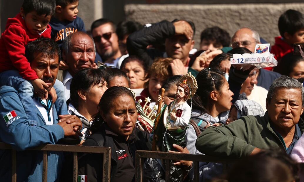 Miles de personas acuden a la Basílica de Guadalupe en el primer día del año. Foto: Berenice Fregoso/EL UNIVERSAL