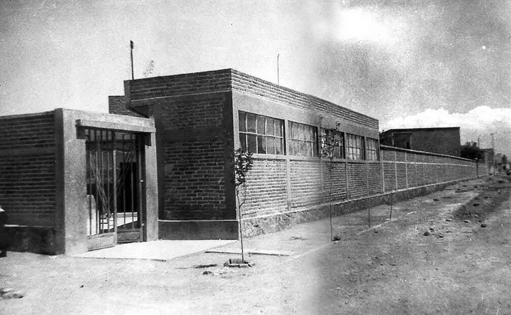 Vista exterior del Jardín de Niños "Laura Escudero" localizada en la Colonia Federal, Ciudad de México, 1959. Foto: Especial.