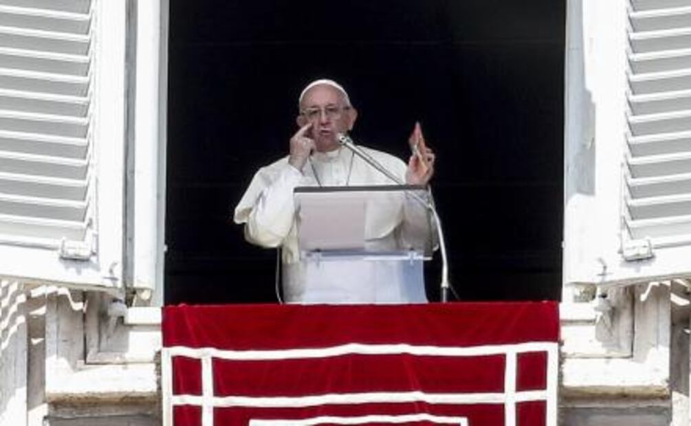 Papa regala 40 mil crucifijos a fieles en la plaza San Pedro
