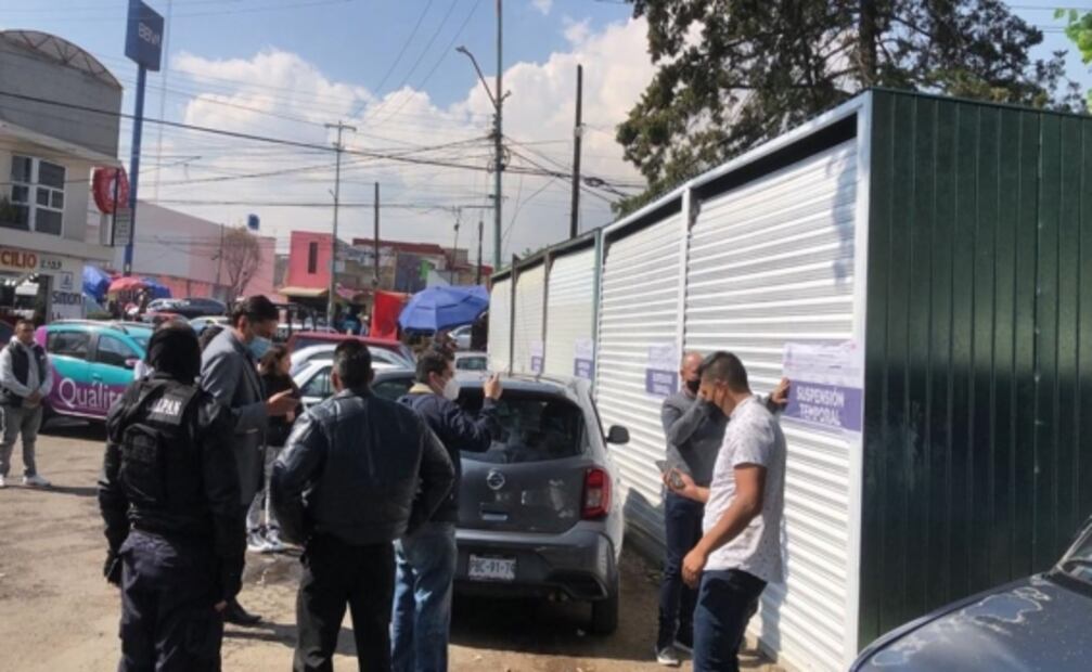 Retiran puestos metálicos y tinaco de 10 mil litros en mercado Molinito 