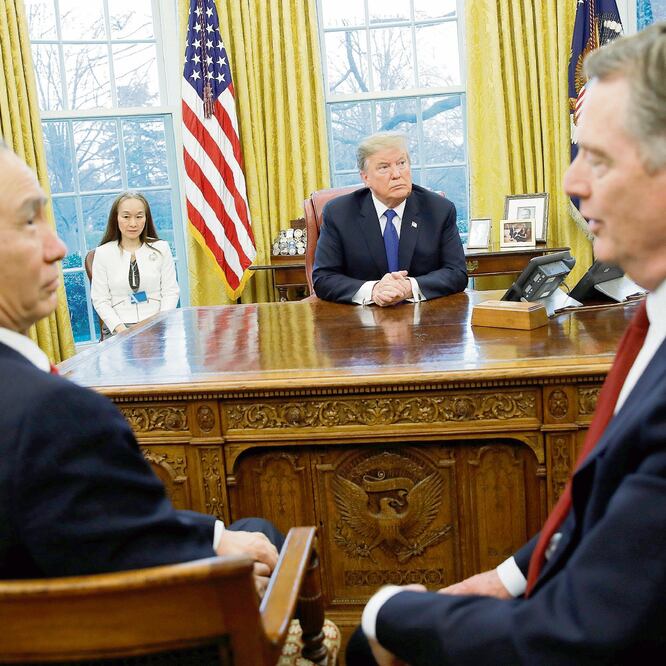 El presidente Donald Trump (centro); Liu He, viceprimer ministro chino (izq.) , y Robert Lighthizer, representante de Comercio de EU (der.), ayer en la Casa Blanca. CARLOS BARRIA. REUTERS