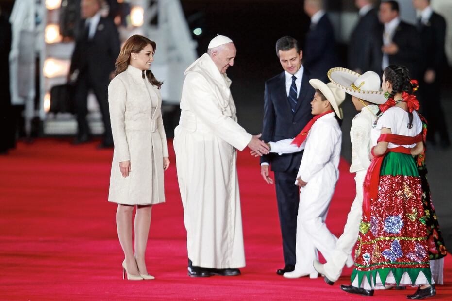 El papa Francisco fue recibido por el entonces presidente Enrique Peña Nieto, la primera dama Angélica Rivera y un grupo de niños en el Hangar Presidencial del Aeropuerto Internacional de la Ciudad de México (JUAN BOITES. EL UNIVERSAL)