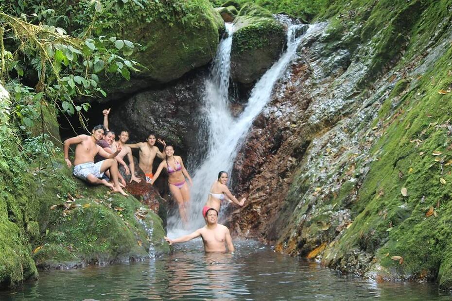Una de las cascadas cerca de Reserva Azul