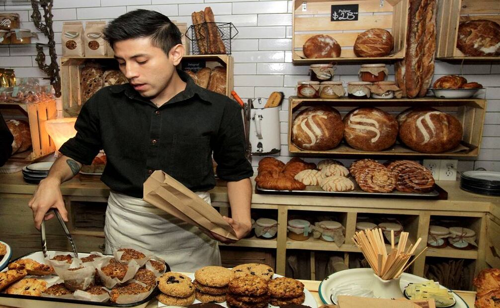 Como señala el chef José Lulo, el tamaño del pan dulce regular contrasta mucho con las enormes hogazas de pan artesanal (al fondo a la derecha), en este caso de los hornos de Rosetta en la Roma. Foto: Carlos Mejía/EL UNIVERSAL.