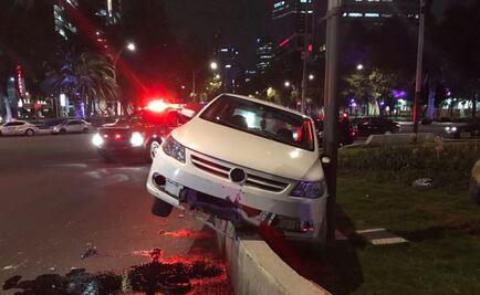Ebrio impacta auto en glorieta de La Palma