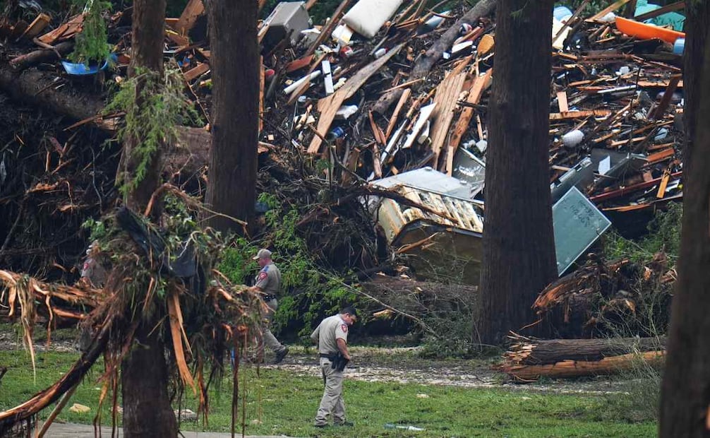 Funcionarios buscan en las orillas del río Guadalupe tras una inundación en la zona el sábado 5 de julio de 2025, en Hunt, Texas. Foto: AP