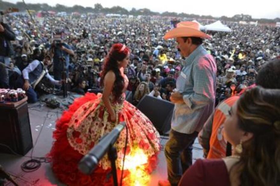 Layín regala auto a Rubí e invita a su megafiesta