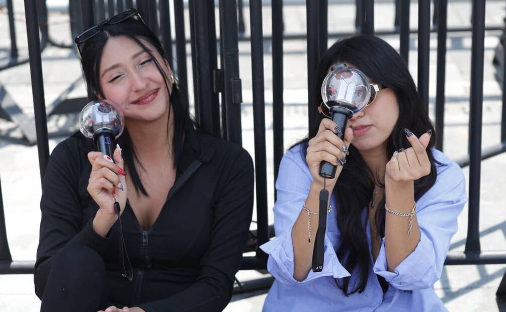 Fans de BTS llegan al Zócalo de la CDMX con "lamparita de bola" es el Army Bomb, el lightstick oficial de BTS. 
Foto: Carlos Mejía/EL UNIVERSAL.