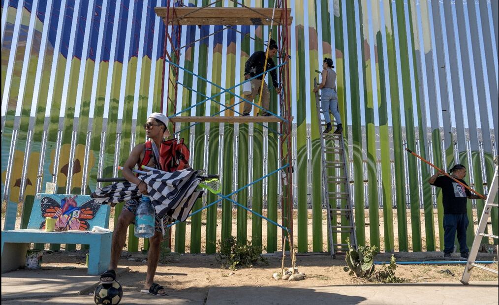 Pintan “Abrazo Mutuo”, del artista tijuanense Alfredo Libre Gutiérrez, sobre el muro que divide a México de Estados Unidos en Baja Califonia, el 9 de julio de 2025. Foto: Aime Melo/EL UNIVERSAL