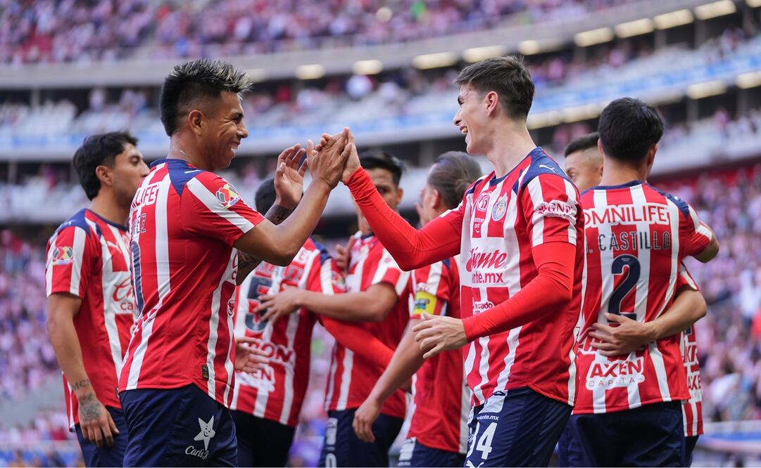 Efraín Álvarez y Armando González celebran uno de los goles contra Santos. FOTO: IMAGO7