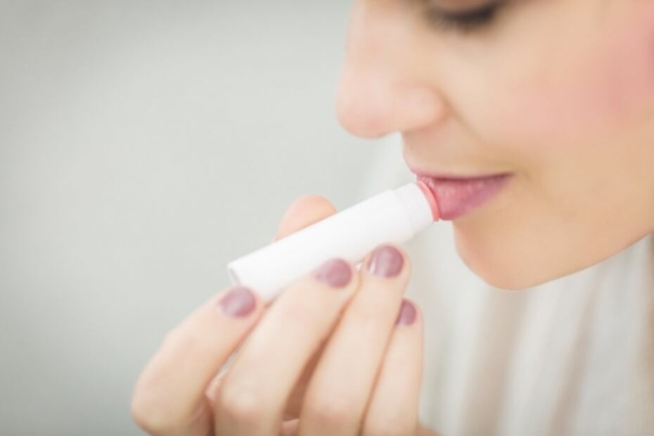 Te decimos cómo maquillarte los labios sin manchar el cubrebocas