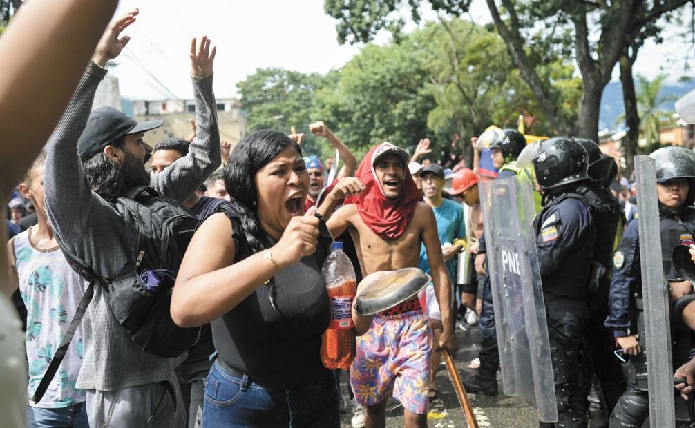 Manifestantes en un cacerolazo contra Nicolás Maduro en Caracas Foto: Yuri Cortez AFP