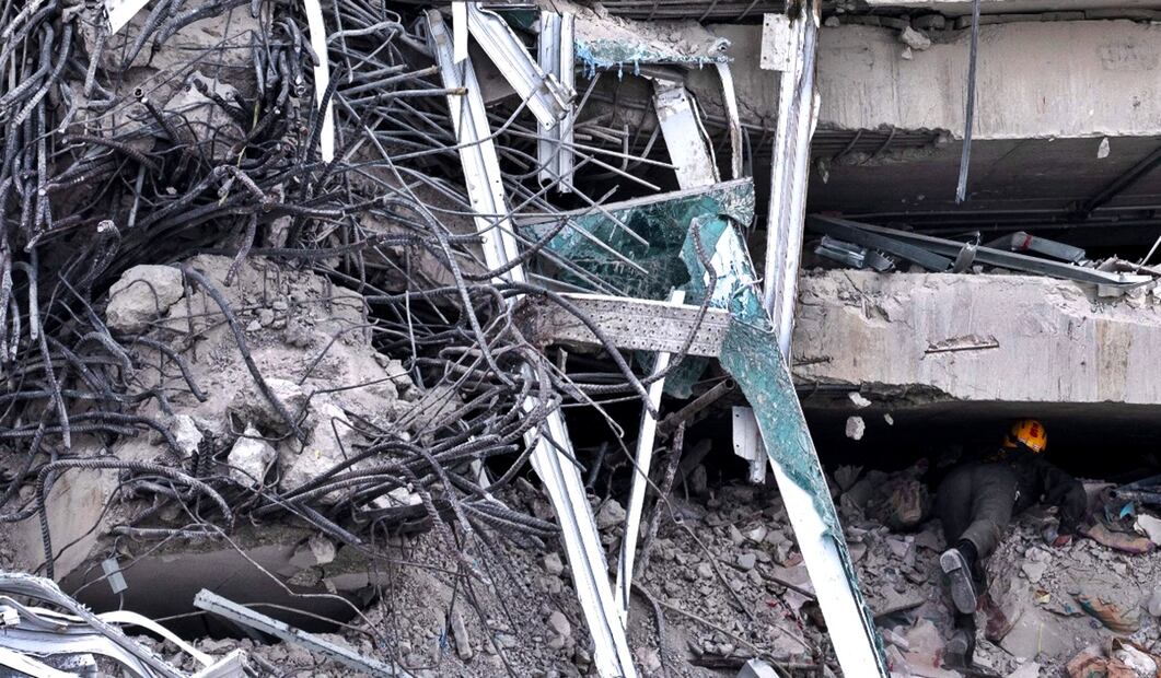 Rescatistas continúan con sus labores de búsqueda de supervivientes tras el terremoto que azotara el centro de Myanmar y Tailandia, el miércoles 2 de abril de 2025. Foto: AFP