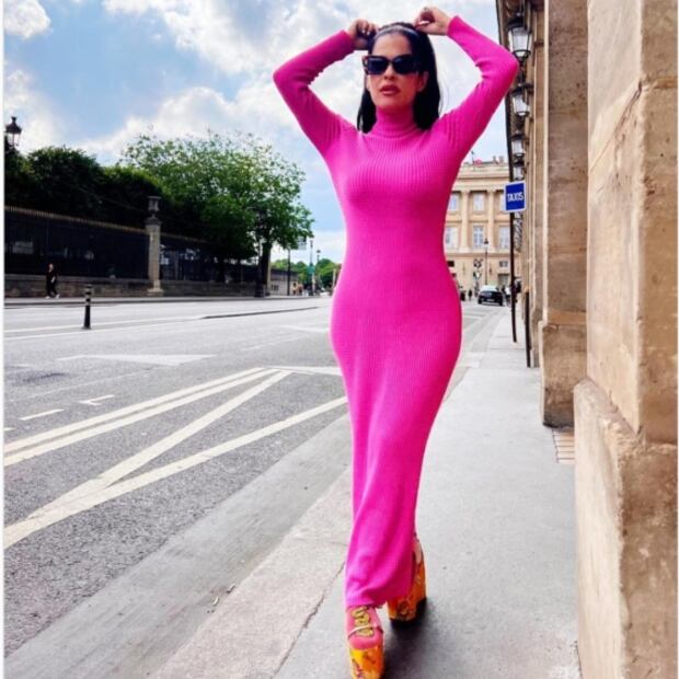 Martha Debayle se luce en vestido rosa neón entallado por Europa
