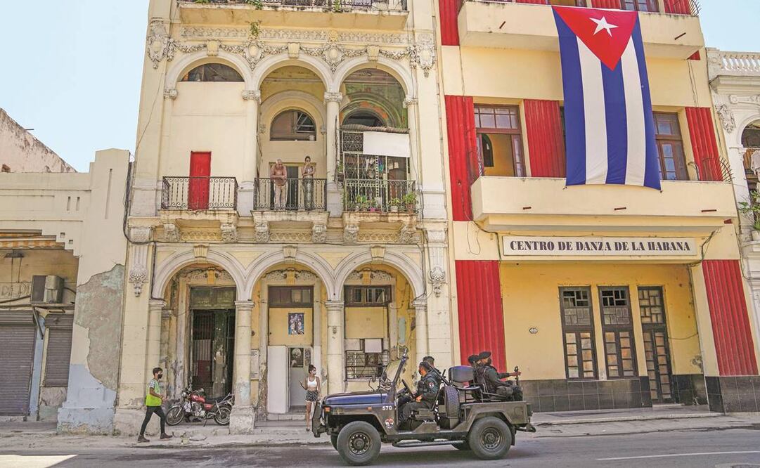Fuerzas de seguridad vigilan las calles en La Habana. Foto: Eliana Aponte/ AP.