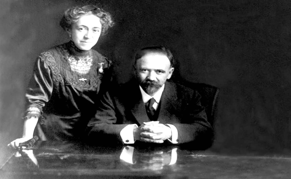 El presidente Francisco I. Madero acompañado de su esposa Sara Pérez, con quien se casó en 1903 y retomó la práctica espiritista con ocasión de la enfermedad de un amigo, a quien cuidaba durante gran parte del día; fue en ese momento que recibió su primer mensaje comunicado por un espíritu: “Ama a Dios sobre todas las cosas y a tu prójimo como a ti mismo”, según la investigadora Dulce María Adame González, doctora en Letras por la Universidad Nacional Autónoma de México. Foto: Especial.