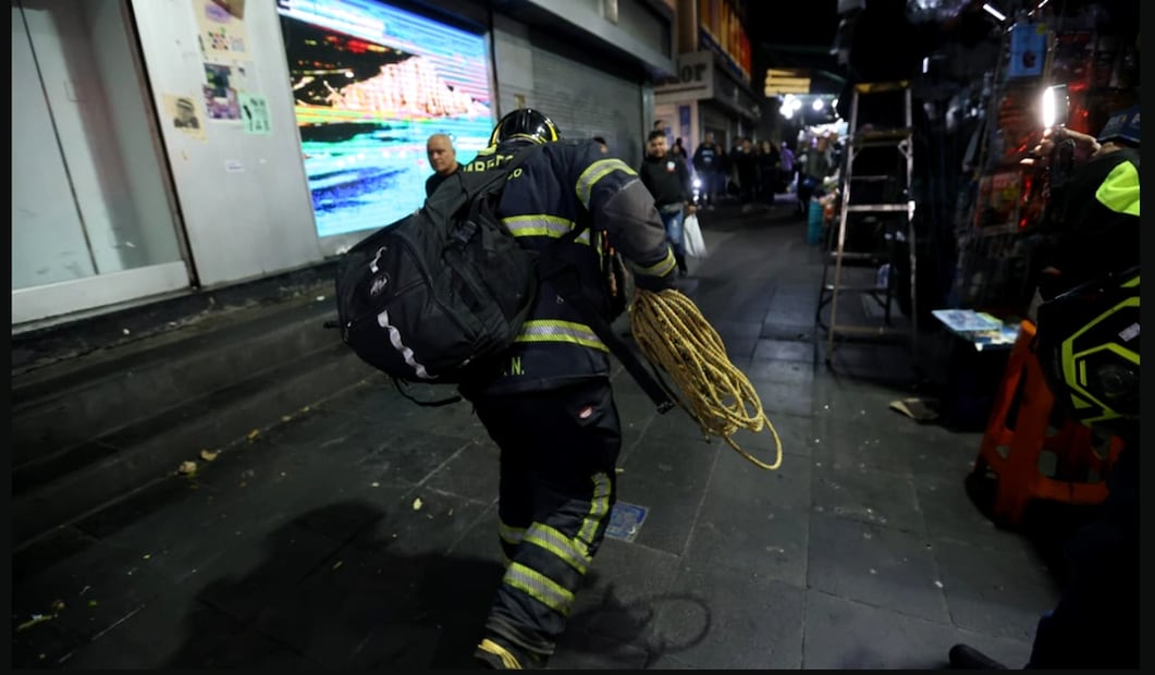 Servicios de emergencia acudieron a la Torre Latinoamericana, en la Ciudad de México, para rescatar a 12 personas que quedaron atrapadas en un elevador, el 30 de mayo de 2025. Foto: Francisco Rodríguez/EL UNIVERSAL