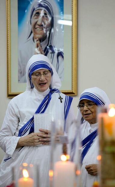 Dos monjas, la hermana Prema (izq.) y la hermana Nirmala (der.), participan en una ceremonia de oraciones para conmemorar el 101 aniversario del nacimiento de la Madre Teresa en la ciudad oriental de Calcuta, India, 2011. EFE/Piyal Adhikary.