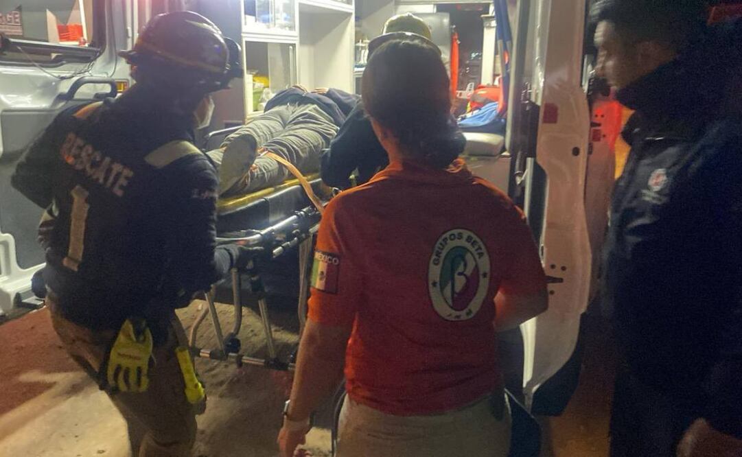 El INM informó que en un operativo, agentes del Grupo Beta, auxiliaron a las dos connacionales tras sufrir la caída. Foto: Especial