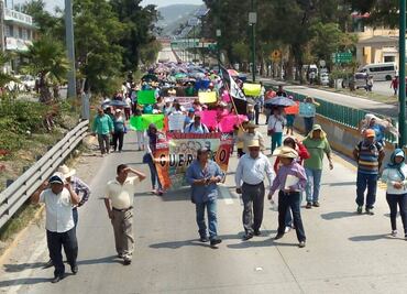 Maestros de CETEG se movilizan en Guerrero