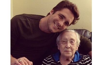 Diego Boneta con el corazón destrozado despide a su abuelita