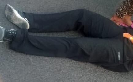 Balean a conductora de Mercedes Benz tras dejar a sus hijos en primaria de la GAM 