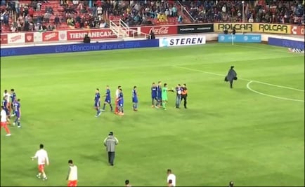 Espontáneo se metió a la cancha del Victoria tras el Necaxa vs Cruz Azul