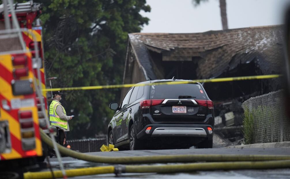 Autoridades en el lugar donde se estrelló una avioneta en San Diego, California, el 22 de mayo del 2025. Foto: AP