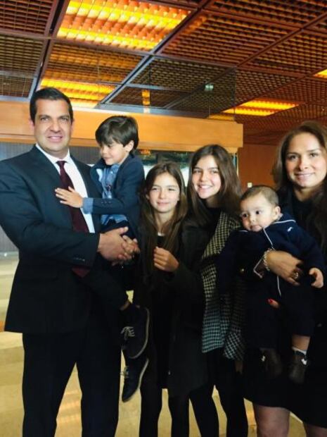 Familiares y amigos felicitan a los nuevos funcionarios de Hacienda y del SAT