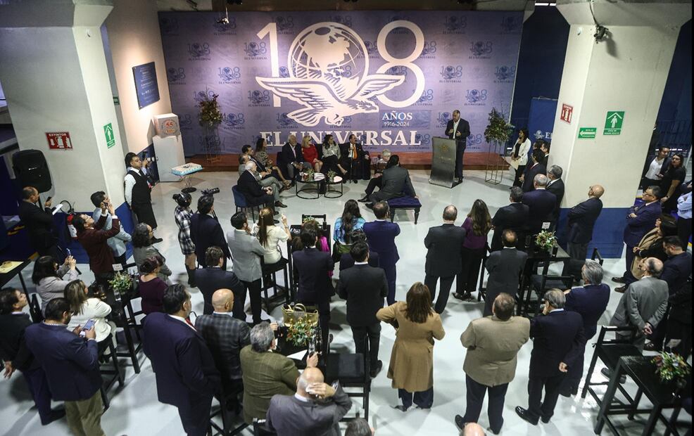 Trabajadores, directivos y colaboradores de El Gran Diario de México realizaron un homenaje —en la sala de rotativas, “el corazón” de este periódico— en honor a su carrera y trayectoria como decano entre los editores del país y del mundo en activo. Foto: Gabriel Pano/EL UNIVERSAL