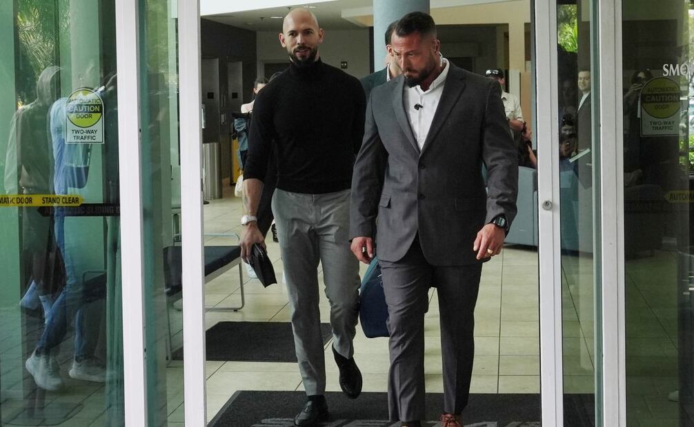 Andrew y Tristan Tate enfrentan cargos por trata de personas en Rumania, llegaron el jueves a Estados Unidos. (27/02/25) Foto: AP