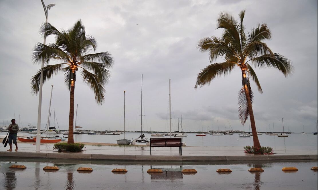 El paso del huracán Lorena por La Paz, Baja California Sur, provocó lluvias torrenciales causando afectaciones; continúa su desplazamiento por el Pacífico mexicano. Foto: Cuartoscuro.com