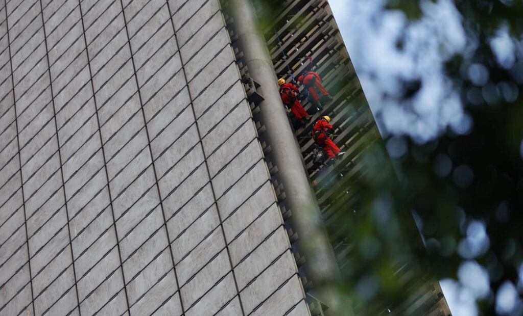 Nueve activistas de Greenpeace escalaron 70 metros de la Estela de Luz para desplegar una manta con la leyenda: “La Selva Maya grita, Semarnat ¡Sálvala!” en la Ciudad de México, el martes 23 de septiembre de 2025. Foto: Diego Simón/EL UNIVERSAL