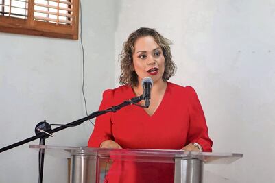 Desconocen todos a alcaldesa detenida