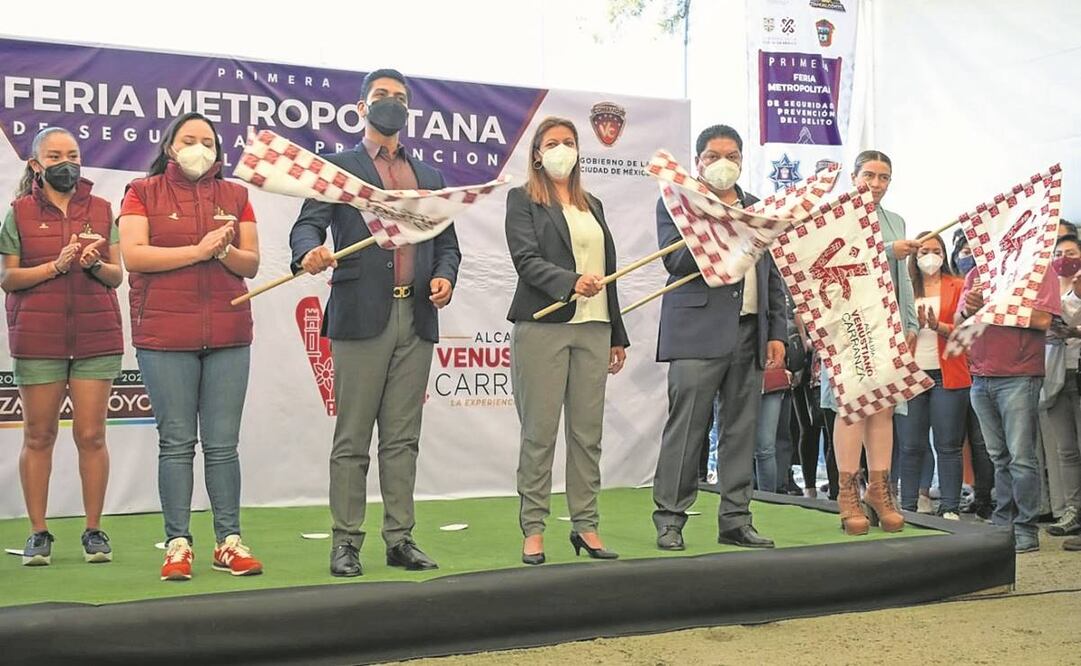 El edil de Nezahualcóyotl, Adolfo Cerqueda, y la alcaldesa de V. Carranza, en la inauguración del acto protocolario. Foto: Especial.