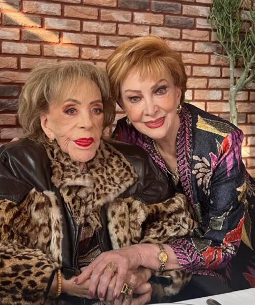 Silvia Pinal celebra el cumpleaños de su amiga Norma Lazareno.