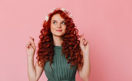 Cómo usar el talco para darle volumen al cabello