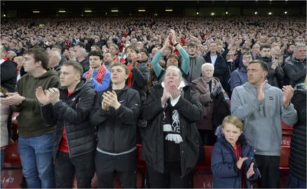 Cristiano Ronaldo recibe impresionante y emotivo reconocimiento de la afición del Liverpool