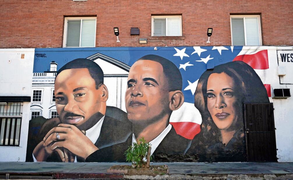 Un mural que muestra a Martin Luther King Jr., el expresidente Barack Obama y la vicepresidenta y candidata demócrata Kamala Harris, en Los Ángeles, California. Foto: Agustin Pauller | AFP