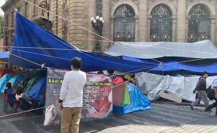 Maestros bloquean accesos al Congreso de la CDMX; sesiones ocurren en sede alterna