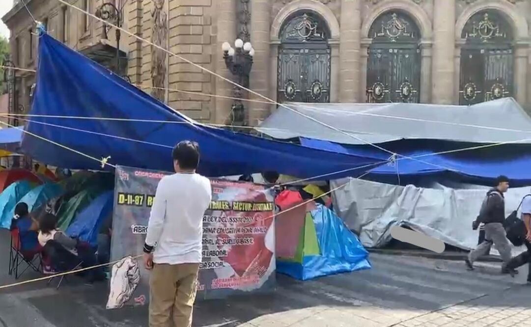 Maestros bloquean accesos al Congreso de la CDMX; sesiones ocurren en sede alterna. Foto: Especial