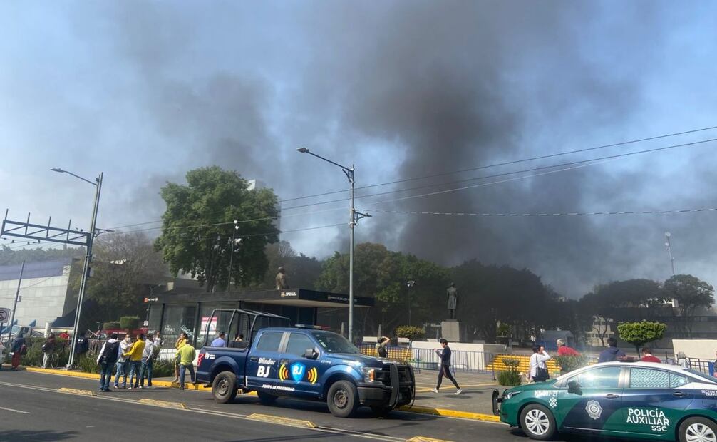 El fuego comenzó en las instalaciones de la alcaldía Benito Juárez se registró alrededor de la 1 de la tarde. (11/12/2024). Foto: Juan Carlos Williams / EL UNIVERSAL